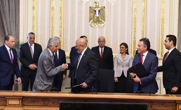 رئيس مجلس الوزراء يشهد توقيع اتفاقية لتنفيذ مشروع رفع كفاءة محطة معالجة صرف صحي أبو رواش