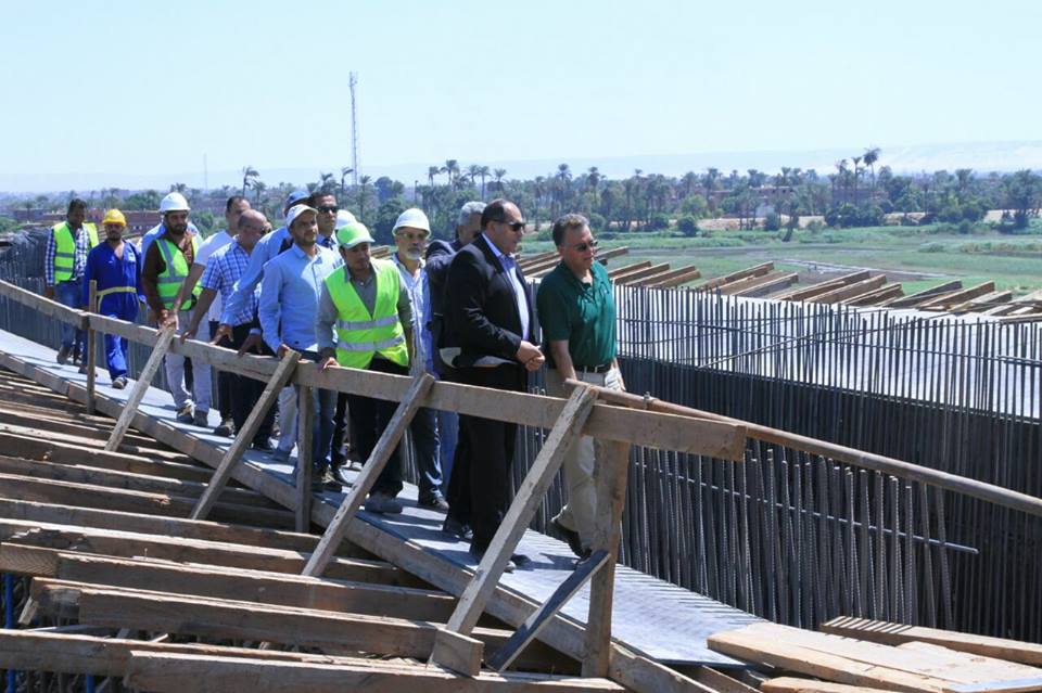 وزير النقل في جولة تفقدية لمتابعة مشروعات الطرق والكباري في صعيد مصر