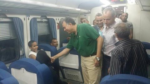 وزير النقل يتفقد محطة قوص للسكك الحديدية ويستقل قطارا الى الاقصر