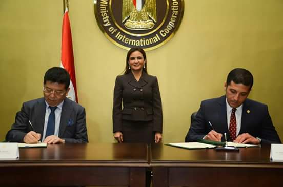 سحر نصر تشهد توقيع مذكرة تفاهم بين الهيئة العامة للاستثمار وشركة سنغافورية