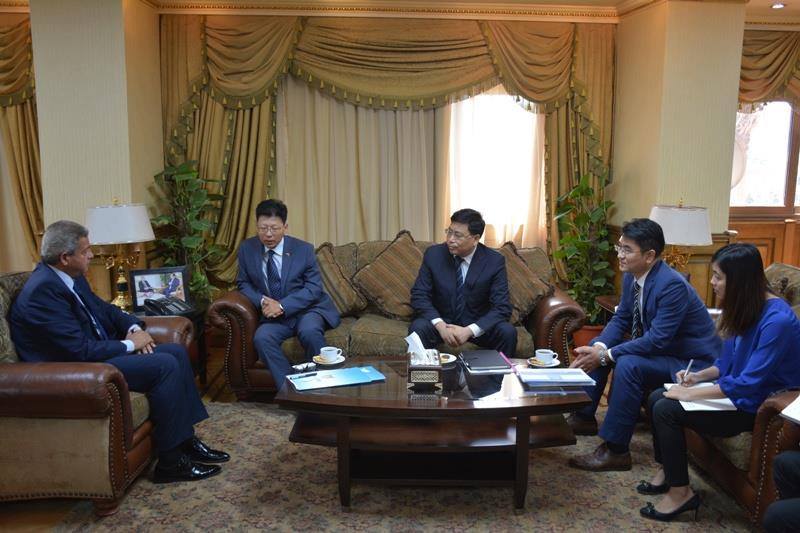 وزير الرياضة يلتقى مسئولي الشركة الصينية لإنشاء صالتين مغطاة بشرم الشيخ والإسكندرية