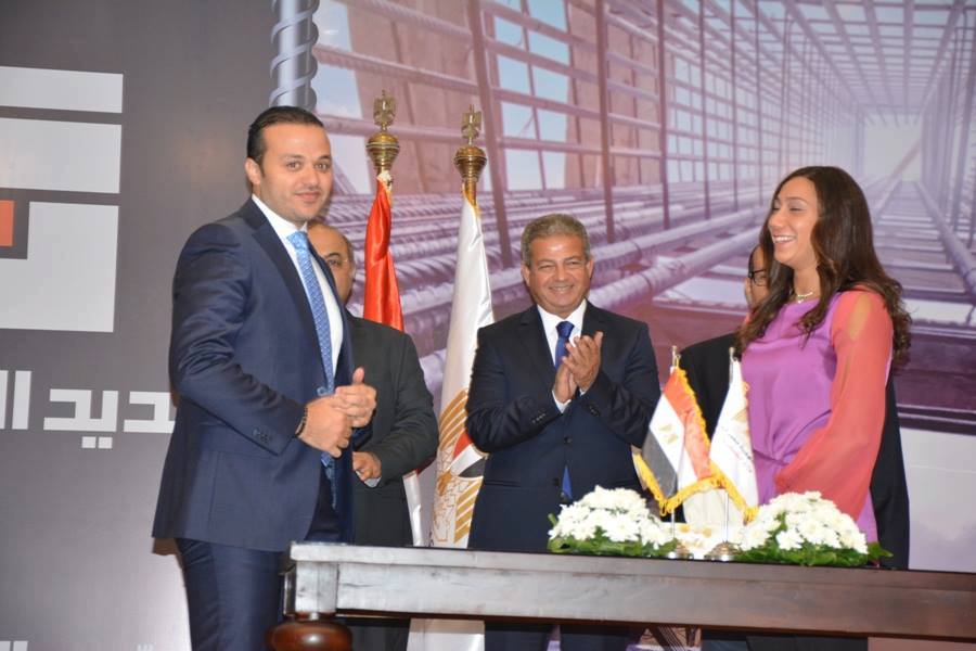 بالصور | وزير الرياضة يشهد توقيع عقد رعاية السباحة فريدة عثمان