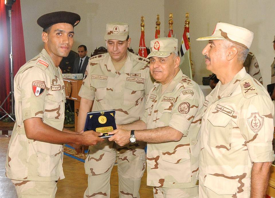 وزير الدفاع والإنتاج الحربى يلتقى بطلبة كلية الضباط الإحتياط 