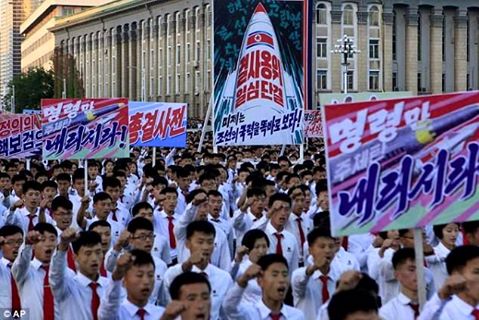 عشرات الآلاف يدعمون زعيم كوريا الشمالية فى معركته ضد ترامب