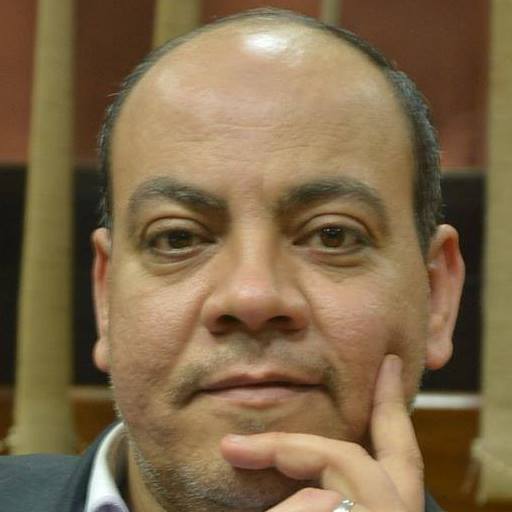تكريم ” إبراهيم النجار ” نائب رئيس تحرير الأهرام بالوسام الماسي