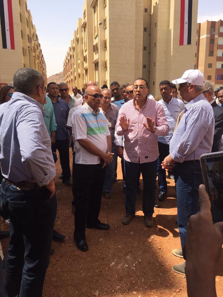 وزير الإسكان يُعنف مسئولى شركة مقاولات منفذة للإسكان الاجتماعى بأسوان