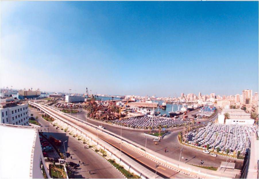 نشاط في حركة السفن والشاحنات والبضائع بميناء الاسكندرية