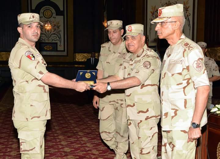 وزير الدفاع يلتقى بمقاتلى الجيش الثانى الميدانى وكلية الضباط الإحتياط