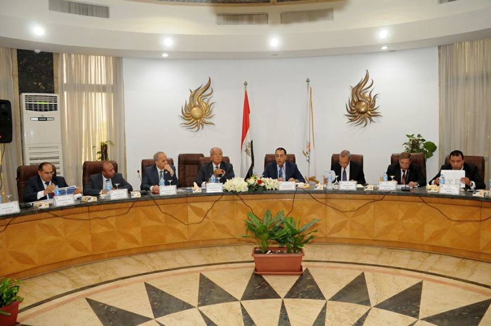 وزيرا الإسكان والتنمية المحلية و17 محافظا يتابعون تطوير المناطق العشوائية غير الآمنة