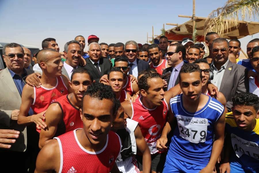 خالد عبدالعزيز يطلق إشارة بدء ماراثون الدراجات وسباق اختراق الضاحية بالوادى الجديد