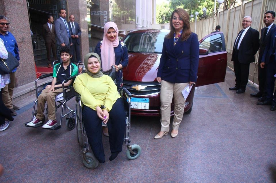 وزيرة التضامن تسلم الطالبة المتفوقة ”آية طه” سيارة مجهزة طبيا لذوي الإعاقة