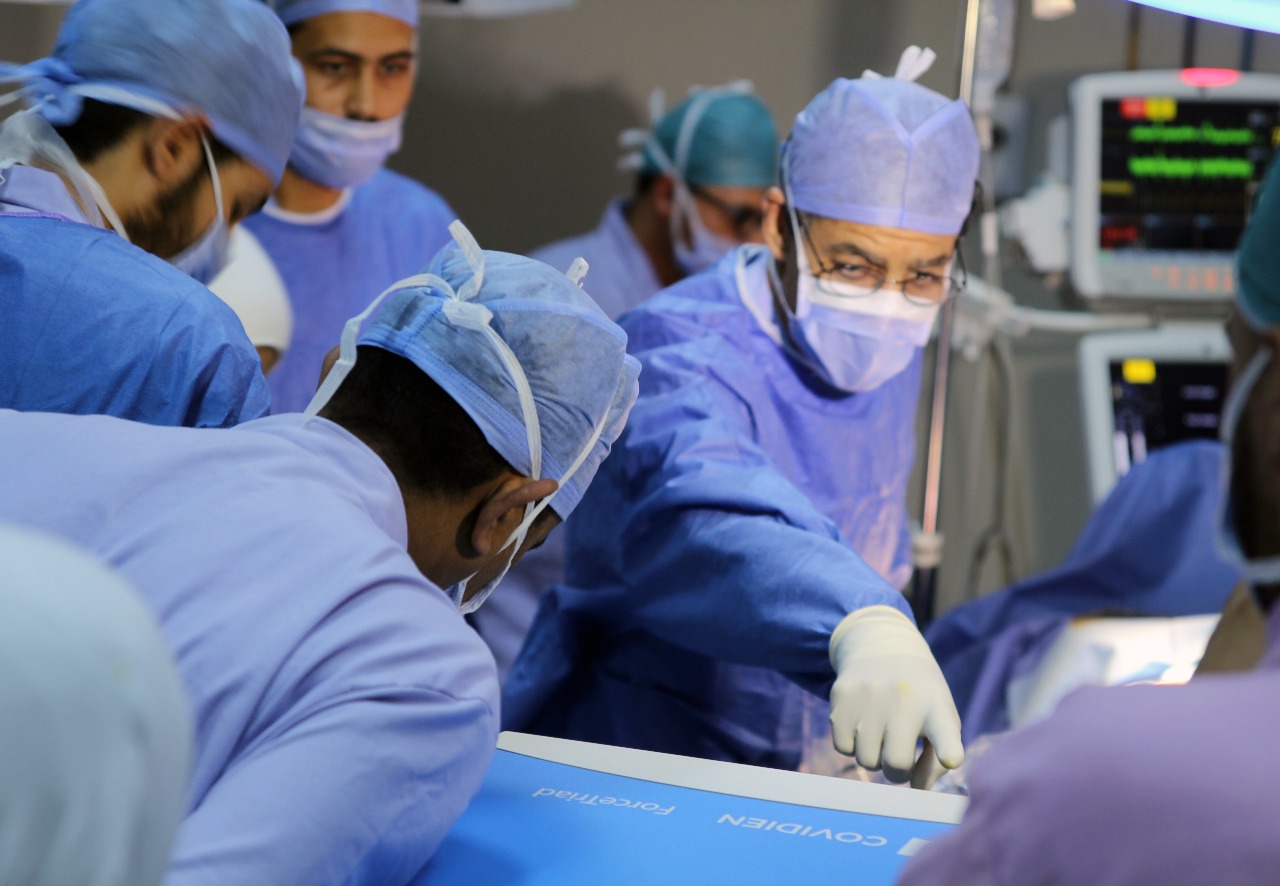 بالصور:  خبير عالمي يجري جراحات اورام للكلي  بالمجان بمستشفي جامعة قناة السويس