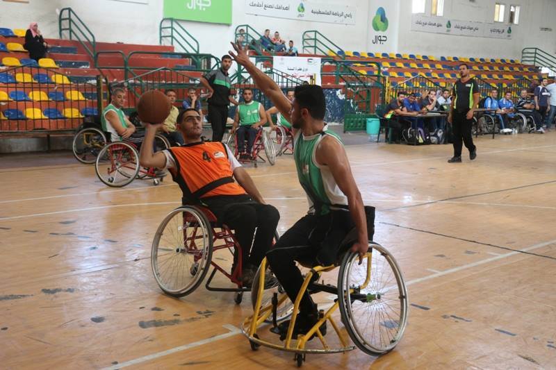 دوري السلة للكراسي المتحركة تواصل نجاح منافساتها المثيرة بغزة