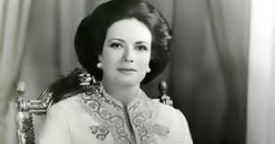 مصريون يلتفون حول جيهان السادات ويرفعون صور «السيسي» في «ذكرى أكتوبر»