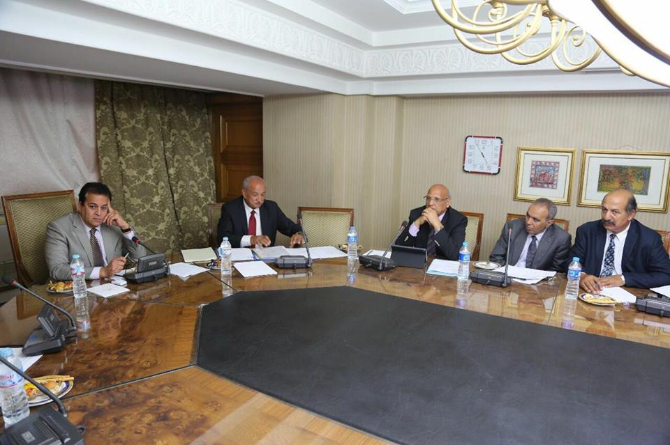 وزيرالتعليم العالي يؤكد علي ضرورة الاهتمام بالأنشطة الطلابية في الجامعات