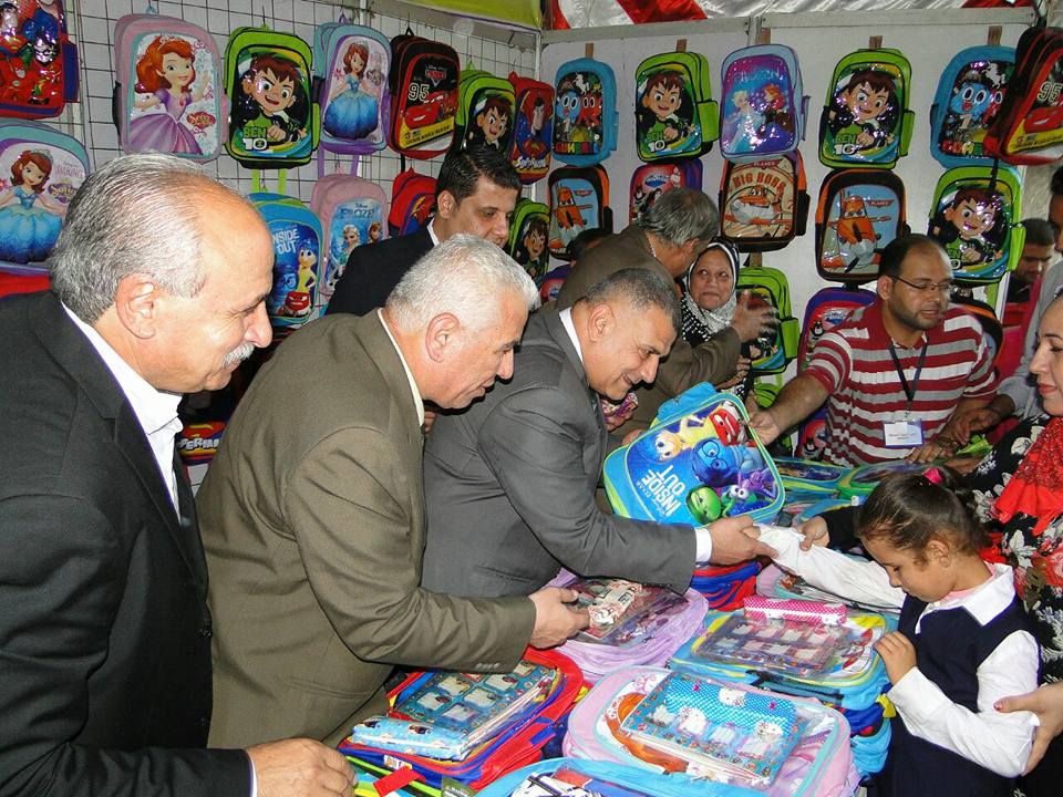 اسمعونا التنموية توزع 500 شنطة مدرسية بالبحيرة