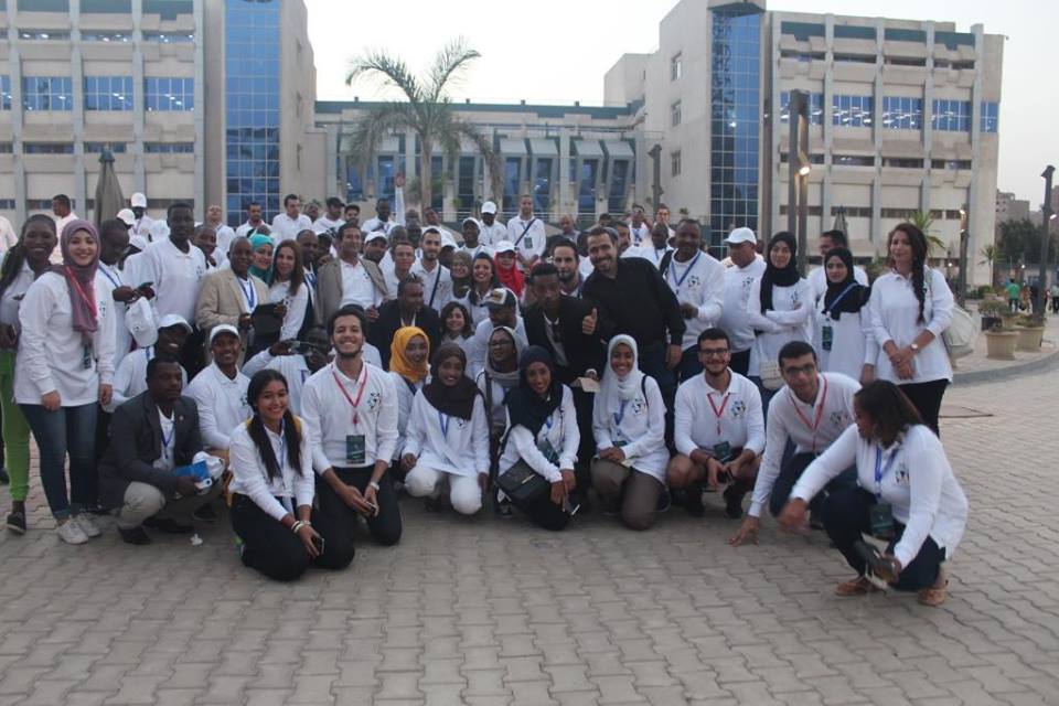 (200) شابب وفتاة من (42) دولة عربية وافريقية يتجولون بين عبق التاريج بشارع المعز وخان الخليلي