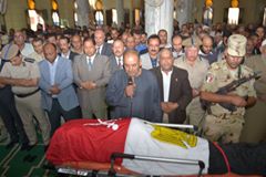 محافظ الغربية يؤدى صلاة الجنازة على شهيد القوات المسلحة بقرية كفر يعقوب