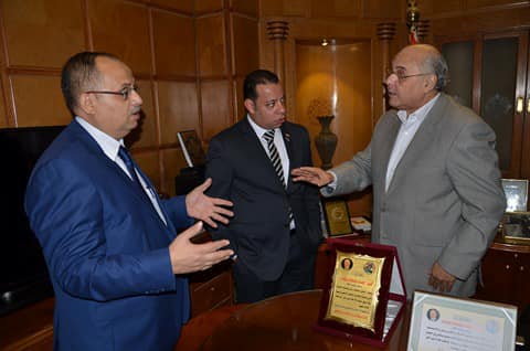 بالصور..الإتحاد العالمى لبيت العائلة المصرى بالخارج يكرم مؤسس حملة مؤيدون