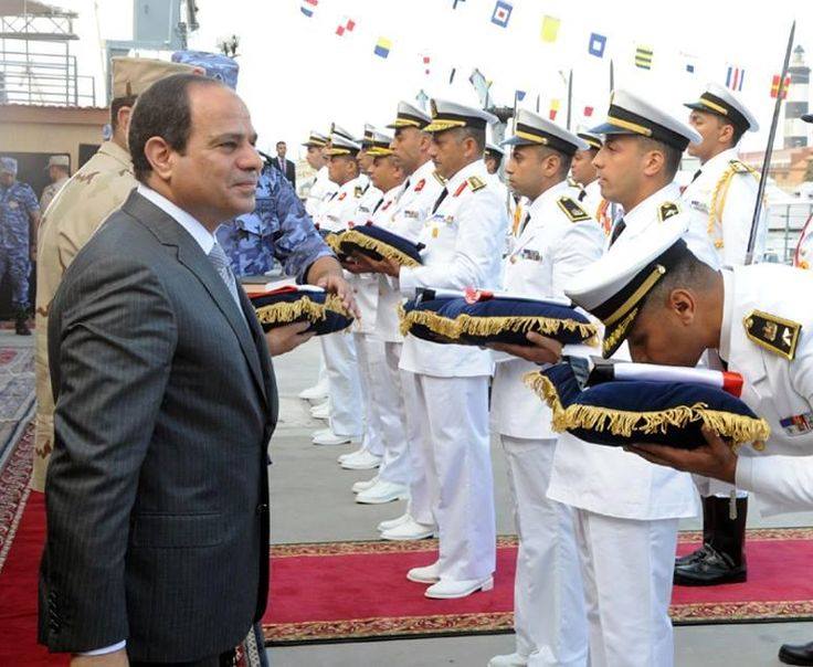 المصحف والعلم هدية السيسى لقادة القطع البحرية الجديدة