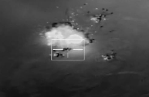 القوات الجوية تدمر (8) سيارات دفع رباعى محملة بالأسلحة والذخائر المهربة عبر الحدود الغربية