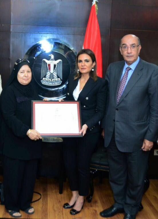 سحر نصر تستقبل سيدة قررت التبرع بشبكة ابنتها المتوفاة لصالح صندوق تحيا مصر