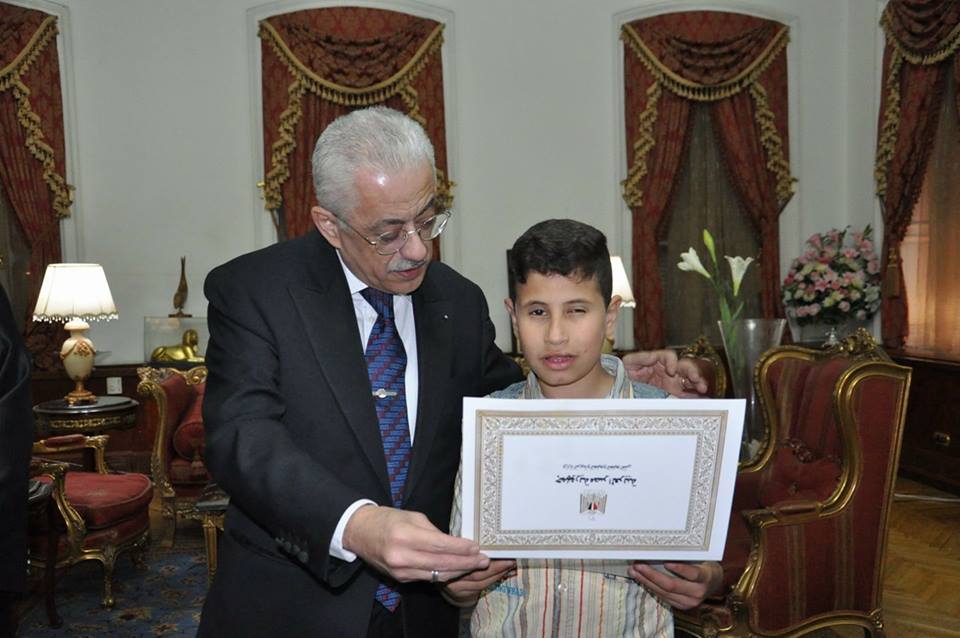 شوقى يكرم الطالبين الفائزين فى مسابقة التحدى العربى بدبى