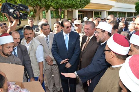 وزير الأوقاف يقوم بتوزيع 5 أطنان لحوم على الفقراء