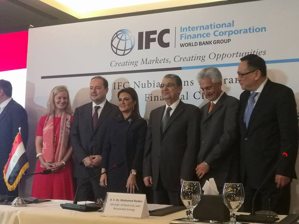 وزير الكهرباء يشهد احتفالية الإغلاق المالي مع 13 شركة لإنشاء مشروعات محطات طاقة شمسية كهروضوئية