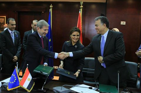 وزير النقل و التعاون الدولي يوقعان اتفاقية منحة مساعدات فنية  لإعادة تأهيل ترام الرمل بمحافظة الاسكندرية  بقيمة 8 مليون يورو