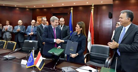 سحر نصر توقع 3 اتفاقيات ومذكرة تفاهم مع المفوض الأوروبى لسياسات الجوار بمنح بقيمة 600 مليون يورو