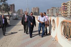 بالفيديو والصور..إقامة بوابة لمنع مرور سيارات النقل حماية لكوبري ”القنطرة” بكفر الشيخ