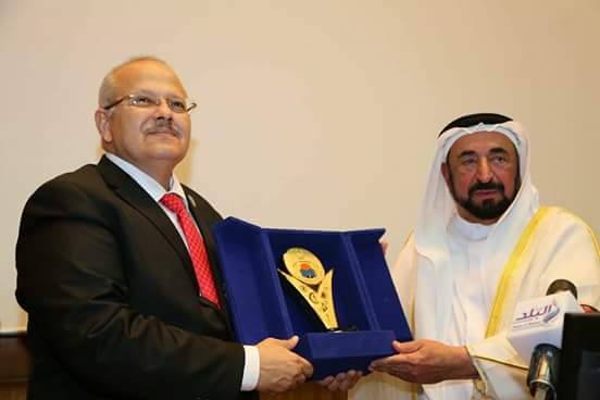 تسليم درع وزارة التعليم العالى لسمو الشيخ سلطان القاسمى حاكم الشارقة