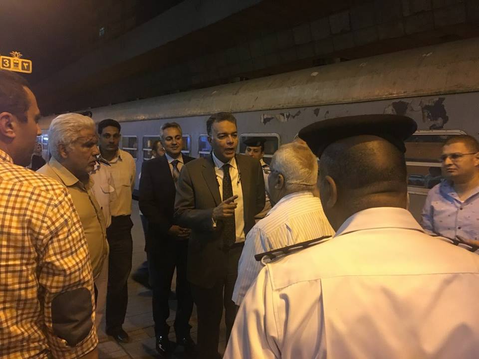 وزير النقل في جولة مفاجئة لمحطة الجيزة للسكك الحديدية
