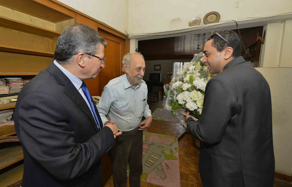 بوكيه ورد من غادة والي اعتذارا للأديب وديع فلسطين عن سوء تصرف موظفة التأمينات