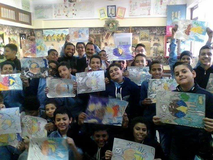 فريق عمل مشروع مدارسنا بالألوان يرسم البسمة على شفاه طلاب أسيوط
