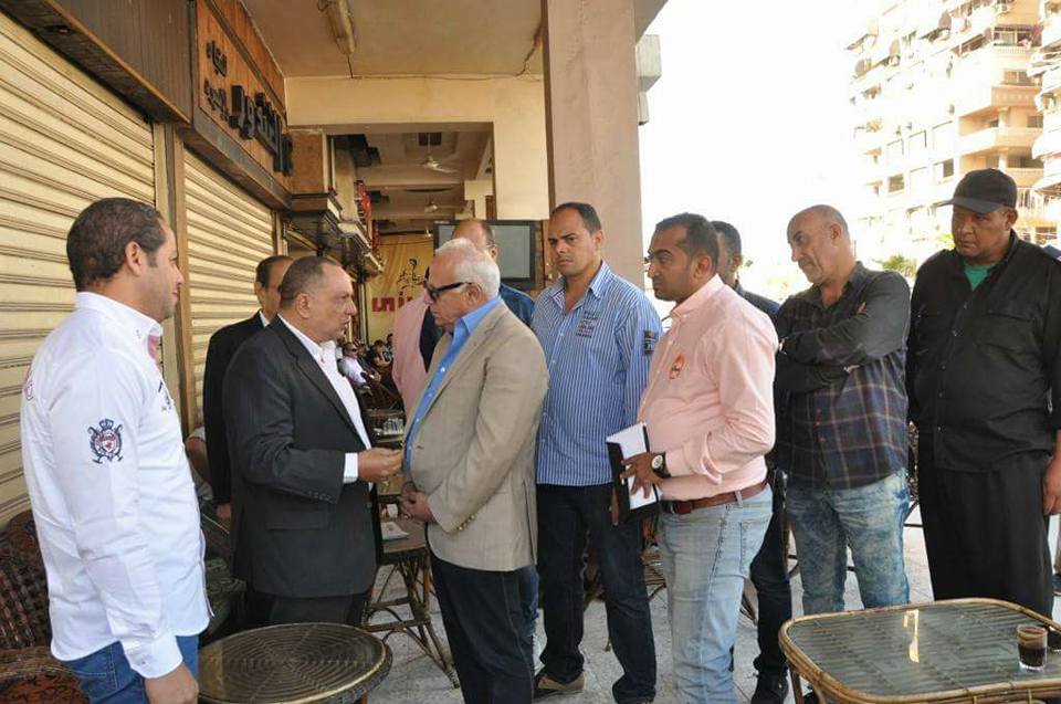 محافظ بورسعيد يلتقي بعدد من المواطنين خلال جولته بحي المناخ