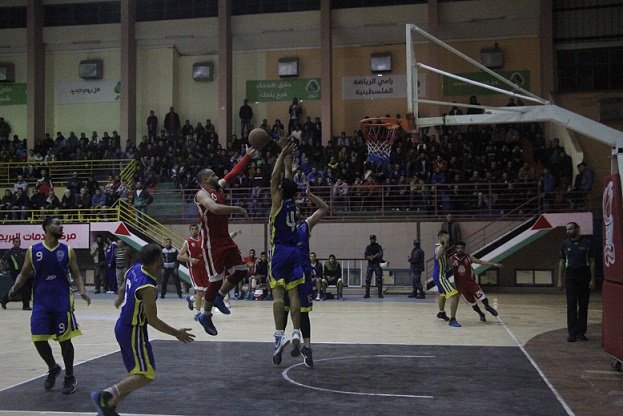 خدمات المغازي يتفوق على جاره شباب البريج بدوري كرة السلة في غزة