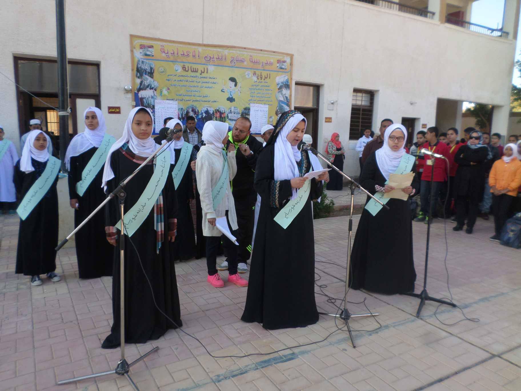 إذاعة الوادى الجديد تبث احتفال مدرسة صلاح الدين بالمولد النبوي