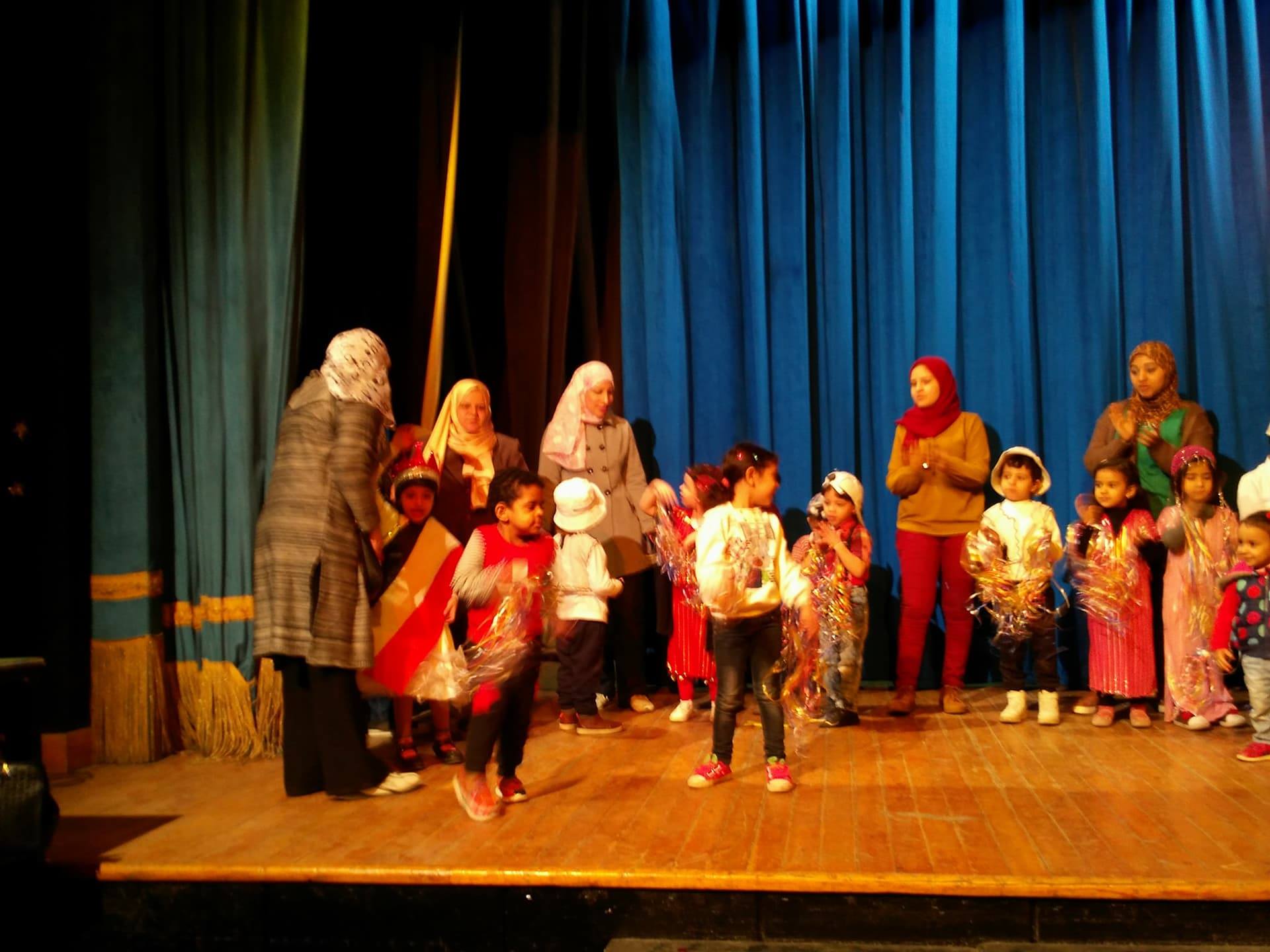 أتوبيس الفن الجميل يستضيف فرقة استعراضية لحضانة ديزنى لاند