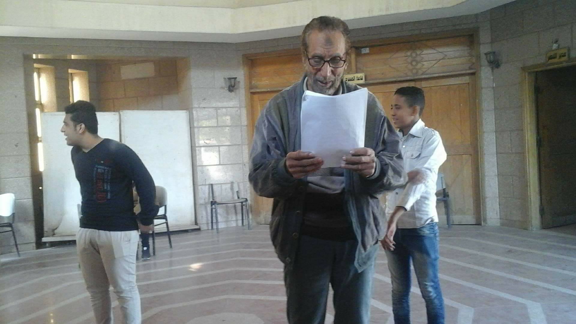 استعدادات فرق ابوقرقاص المسرحيه للعرض أمام لجنه المشاهده