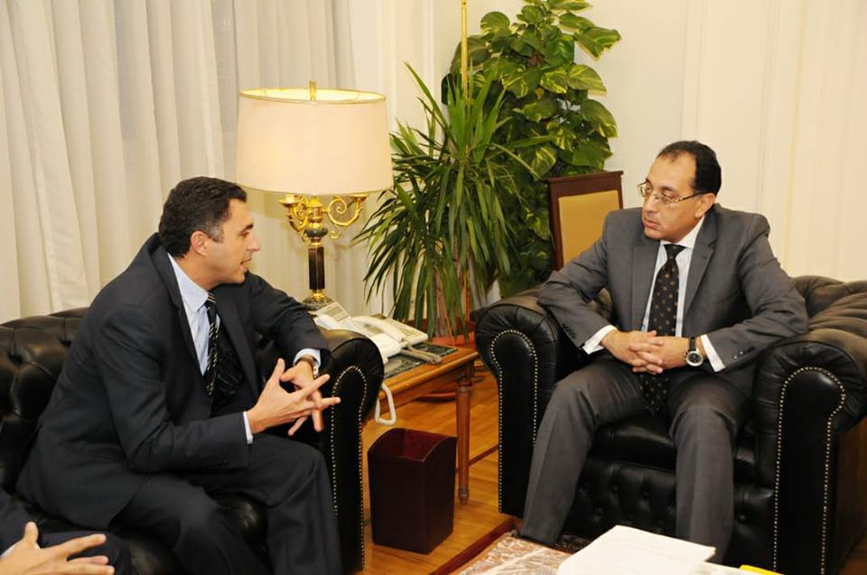 وزير الإسكان يبحث مع مسئولي شركة ”شنايدر إليكتريك” التعاون في تحلية المياه ومحطات معالجة الصرف الصحى الثلاثية