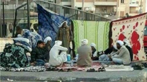 تداول صور لأهالي مُصابي حادث مسجد الروضة نائمين على الرصيف.. والحكومة توضح
