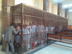 بالصور... محكمة سوهاج ثكنة عسكرية لإعادة محاكمة 67 أخواني
