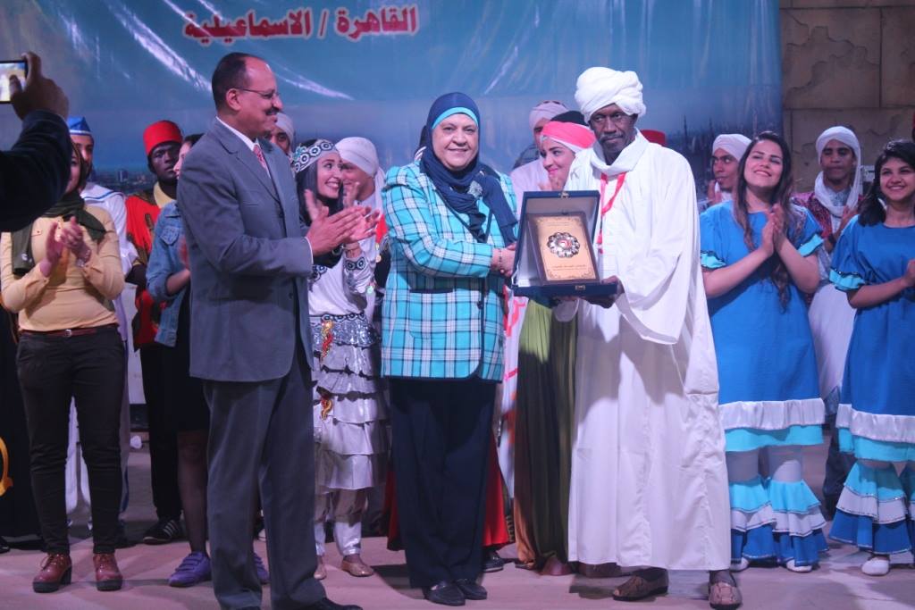 تبادل الدروع في حفل ختام أسبوع الاخاء بين مصر والسودان بمركز شباب الجزيرة