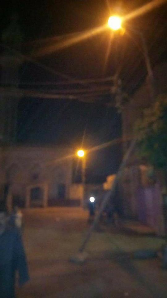 استغاثه لمحافظ سوهاج بالصور اعمده اناره ايله للسقوط وتنذر بكارثه مرعبه