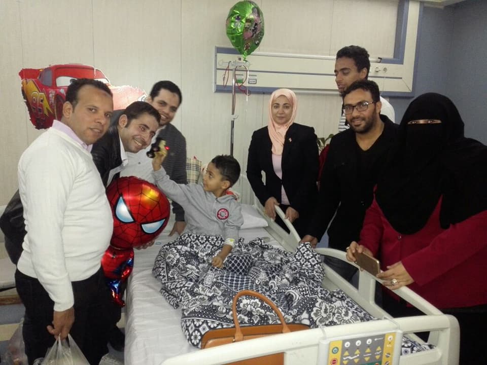 بالصور :الطفل آدم يحتفل بالمولد النبوي مع فريق ارسم بسمة في معهد ناصر