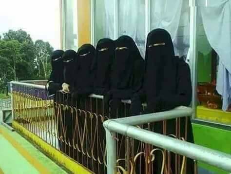 النقاب يسير القلق داخل المستشفيات المصرية 