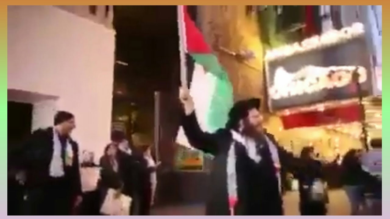 بالفيديو .. يهودي يهتف في شوارع امريكا حاملاً علم فلسطين.. الحرية لفلسطين ..