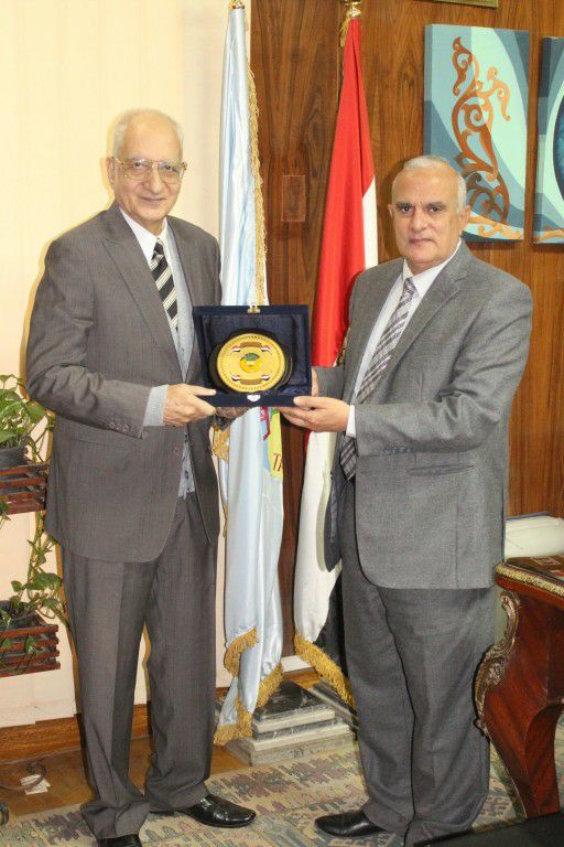 رئيس جامعة طنطا يكرم الدكتور محمود فهمي حجازي في اليوم العالمي للغة العربية